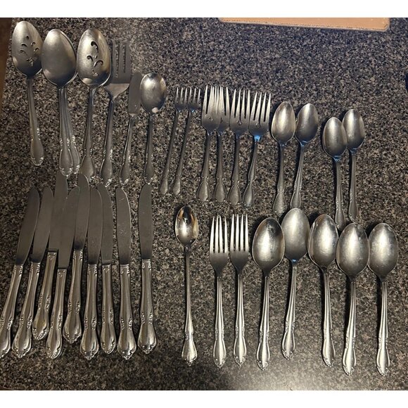 Oneida Silver Plantation 34 - Piece Stainless Steel Flatware Set Discontinued - Picture 4 of 6